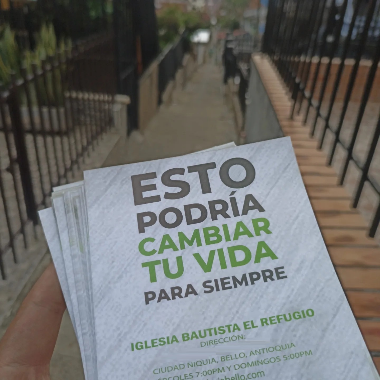 Persona escribiendo a la iglesia